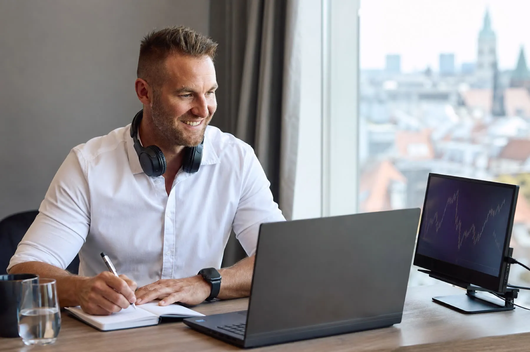 Brian Fürderer nutzt das Apex Trading-Programm online am Laptop
