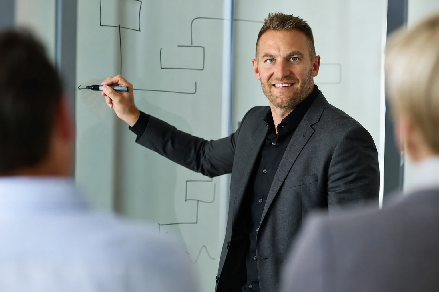 Brian Fürderer erklärt eine regelbasierte Strategie am Glasboard
