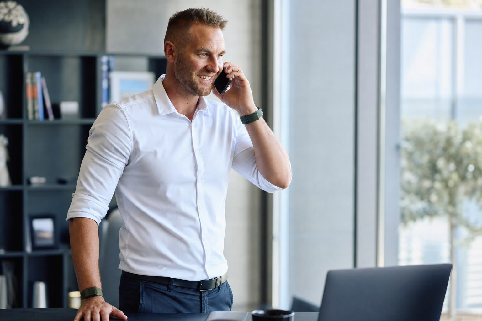 Brian Fürderer im Büro während eines Telefongesprächs