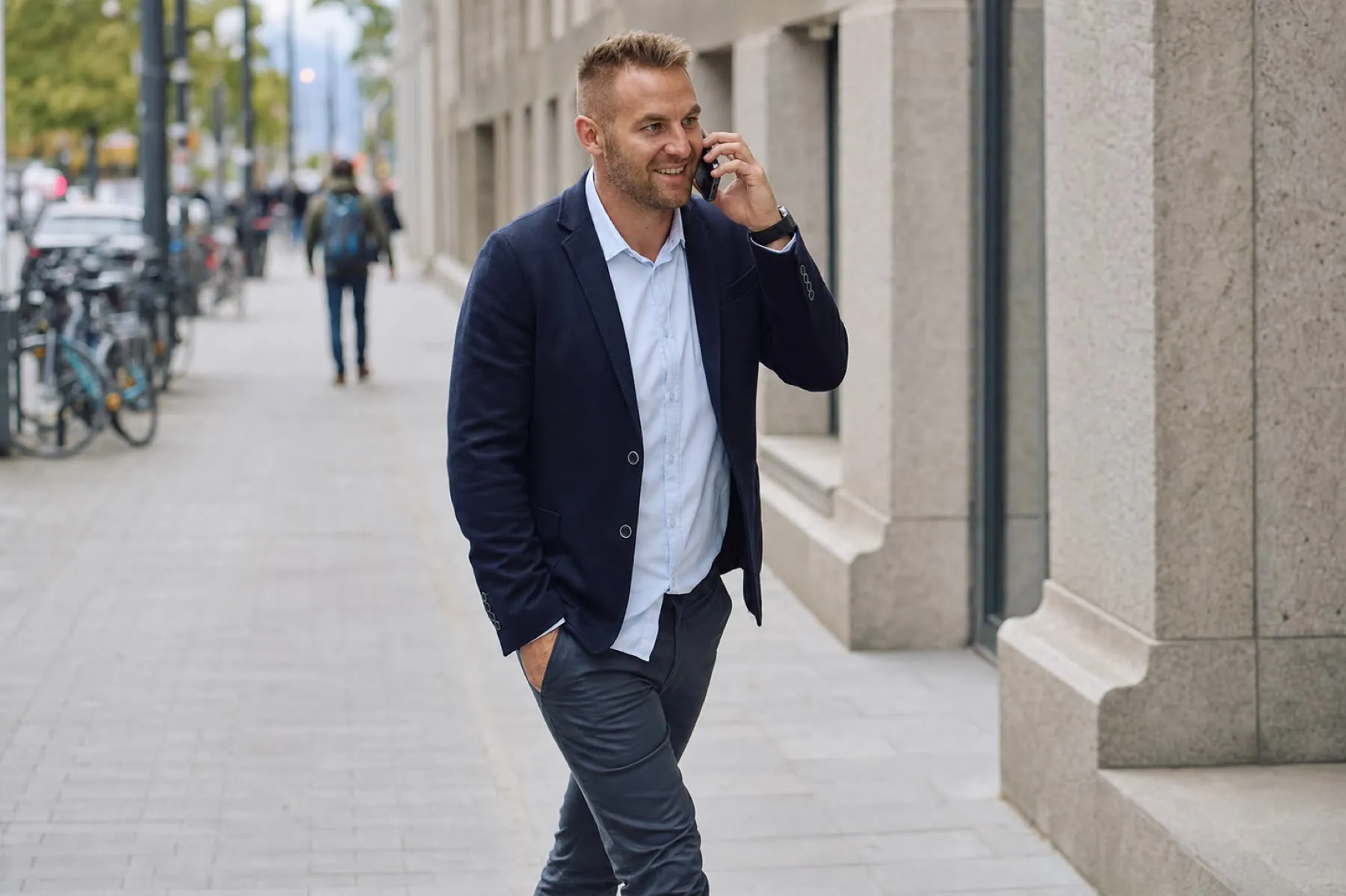Brian Fürderer bei einem geschäftlichen Telefonat unterwegs